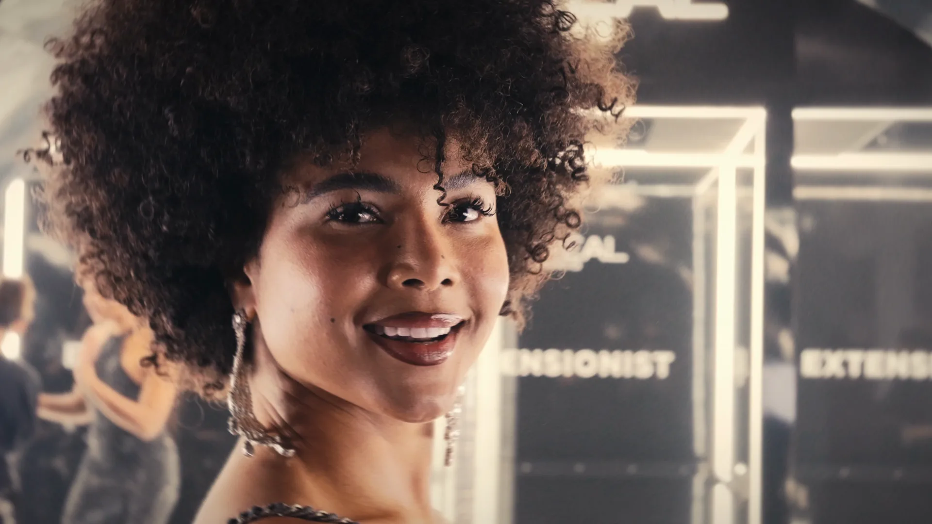 Model in the LED tunnel — L'Oréal Paris The Extensionist
